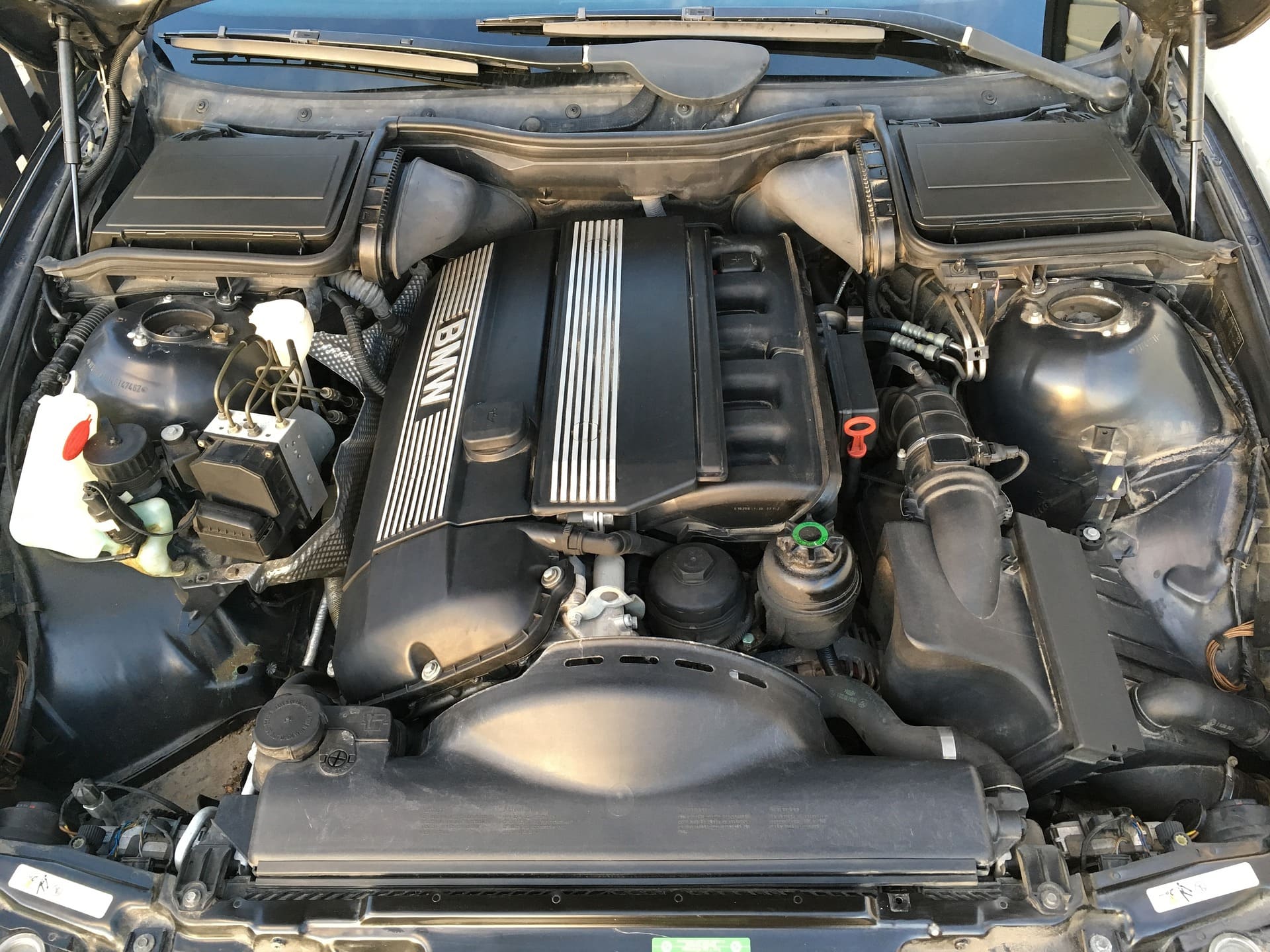 Picture shows in an opened engine compartment a BMW 6 cylinder engine, which is ready for BMW service